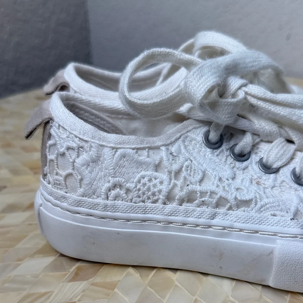 Kids White Lace Sneakers kid’s size 29 (toddler 5)